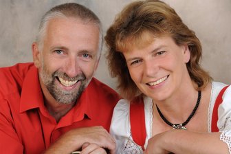 Hutzenabend in der Kirche zu Mulda: Duo Zitherklang mit weihnachtlichen Melodien - Das Duo Zitherklang lädt zu einem weihnachtlichen Hutzenabend ein.