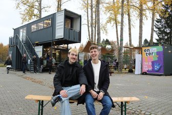 „Hutzenohmd am Wanderspace“: Warum es vier Schiffscontainer in Bad Schlema „angespült“ hat - Karl Poland (l.) und Niklas Lang betreuen den „Wanderspace“ in Bad Schlema.