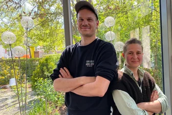 Hutzenstammtisch mal anders: Wie in Plauen und Zwickau Menschen „umgarnt“ werden sollen - Anna Menzel ist künstlerische Projektleiterin am Theater Plauen-Zwickau, Kornelius Luther leitender Schauspieldramaturg.