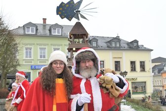 Hutzentage im Erzgebirge – Von Weihnachtsmannparade bis Bergaufzug - Der Zwönitzer Weihnachtsmann Jens Lauer (r.) und seine Nichte Judith Lauer als Wichtel.