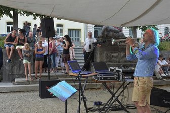 Hutznabend-Premiere in Markneukirchen voller Erfolg - Für Stimmung sorgte „Da Gaudibu“ Marco Focke mit rustikaler Musik.