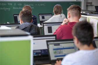 Hybridunterricht im Wunschfach: Modell in Ostsachsen bewährt sich - Schüler nehmen im Klassenzimmer einer 9. Klasse der Gemeinschaftsschule Leutenbach (Baden-Württemberg) am Geografieunterricht mit Hilfe von Laptops und Tablets teil.