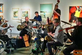 Hymnen auf die Freiheit der Musik - Die Musiker Steffan Claußner, Mathis Stendicke, Frank Lange, Gregor Kuhn, Tobias Brunn, Mitch Kunze (verdeckt), Thomas Seibig, Petr Kupka, Harald Fellenberg (von links) sowie noch einige andere Gäste und Musiker feierten in der Neuen Sächsischen Galerie das 30-jährige Bestehen der Brühlschen Improvisationsgemeinschaft. 