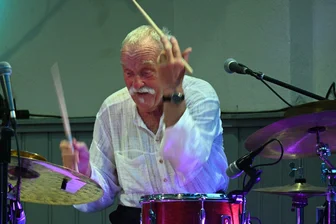 Hymnen auf die kleine Freiheit: Konzertreihe mit Günter "Baby" Sommer und Helmut "Joe" Sachse begeistert - Der legendäre Schlagzeuger Günter "Baby" Sommer spielfreudig am Samstagabend in Glauchau.