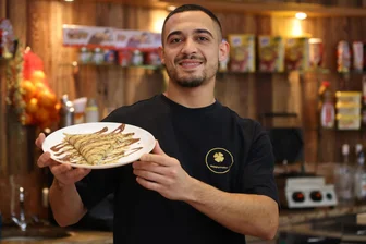Hype um Dubai-Schokolade: Zwickau punktet mit Dubai-Crêpes und Dubai-Kuchen - In der Cêperie „Happymaker“ in den Zwickauer Arcaden serviert Mohamad Alshahen einen Dubai-Crêpe.