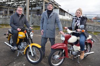 Hype um Moped-Kultmarke Simson: Ersatzteil-Hersteller investiert Millionen im Vogtland - Jens Opitz (links) und Martin Richter von ZT Tuning sowie Globus-Marktleiterin Kitty Fischer vor der Ruine des alten Kartoffellagerhauses auf dem Globus-Gelände in Weischlitz. Dort entsteht der neue Firmensitz von ZT Tuning.