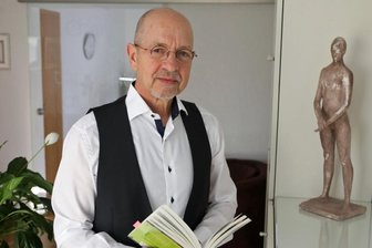 Hypnotiseur setzt im Kampf gegen Rauchen auf Glücksgefühl - Stefan Rößel will Menschen dabei helfen, vom Glimmstängel loszukommen, besser mit Stress umzugehen oder Gewichtsprobleme zu bewältigen. Dabei setzt er auf wissenschaftlich fundierte Hypnose.