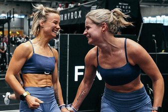 Hyrox-Hype: Wie sich zwei Freundinnen zu Bestleistungen quälen - Überglücklich im Ziel: Judith Brückner aus Zwickau (links) und Marie Sommer aus Reichenbach haben ihren ersten Hyrox in Wien hinter sich gebracht.