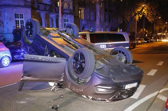 Hyundai bleibt nach Unfall auf Dach liegen -