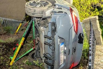 Hyundai fliegt über Zaun an Strommast - Der verunglückte Hyundai blieb auf der Seite liegen. 