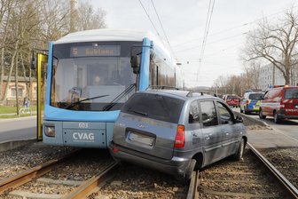 Hyundai prallt mit Straßenbahn zusammen - 