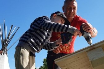 I-Tüpfelchen für den Spielplatz: Bergener Kinder nehmen neue Sitzgruppe in Besitz - 