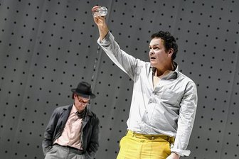 Ibsens "Volksfeind" am Staatsschauspiel Dresden: Wenn die Wahrheit den Mut zur Wut macht - Badearzt Stockmann (Viktor Tremmel, rechts) stellt fest, dass selbst sein Bruder, der Bürgermeister (Raiko Küster), dem örtlichen Quellwasser nicht traut und gekauftes Wasser bevorzugt.