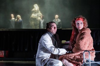 Ibsens „Volksfeind“ am Vogtlandtheater: Hochpolitisches Stück im Superwahljahr - Vom Volksfreund zum Volksfeind: Daniel Koch und Julia Hell spielen das Ehepaar Stockmann.