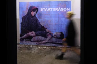 Ibug 2025: Besucherrekord und Debatten im alten Krankenhaus - „Staatsräson" steht auf einer Arbeit von Gina Dambrowski auf dem Streetart-Festival Ibug in Chemnitz. Das Festival ging mit einem Besucherekord zu Ende. Einzelne Werke lösten Debatten aus.