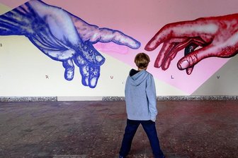 Ibug: Der andere Blick auf die Fabrik - Die Hände hat Künstler Bond Truluv mit Spezialhandschuhen aufgebracht.