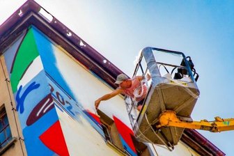 Ibug: Die wichtigsten Tipps zu Kulturfestival in Industriebrache - Ibug in Flöha: Während ein Teil der 2021 geschaffenen Werke weiterhin bleibt, entstanden an anderer Stelle neue Bilder. Andreas Winter vom Mitarbeiterteam der Ibug bereitete in luftiger Höhe eine Leinwand vor.