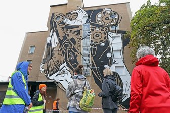 Ibug-Festival: Kommt es nächstes Jahr erneut nach Flöha? - Ehrenamtliche Helfer führten an den Besucherwochenenden die Schaulustigen über das Gelände der Buntpapierfabrik in Flöha. Die Helfer sind neben der finanziellen Unterstützung eine Säule des Kunstfestivals. 