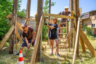 Ibug Flöha: Mehr Künstler, weniger Lärm - Beim ersten Ibug-Arbeitseinsatz auf dem Gelände der Buntpapierfabrik wurden nicht nur Altlasten weggeräumt, sondern es entstand auch Neues: Aus den Balken eines im Vorjahr abgerissenen angrenzenden Wohnhauses wurde ein Pavillon-Rohbau gezimmert. Zwei weitere Arbeitseinsätze sind im Juli geplant. 