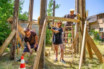Ibug Flöha: Mehr Künstler, weniger Lärm - Beim ersten Ibug-Arbeitseinsatz auf dem Gelände der Buntpapierfabrik wurden nicht nur Altlasten weggeräumt, sondern es entstand auch Neues: Aus den Balken eines im Vorjahr abgerissenen angrenzenden Wohnhauses wurde ein Pavillon-Rohbau gezimmert. Zwei weitere Arbeitseinsätze sind im Juli geplant. 