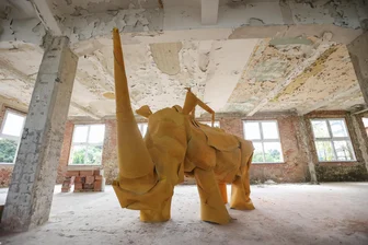 Ibug in der Kulturhauptstadt: Ein Lost Place mit Nashorn, Krieg und Plasteschnüren - Tiere findet man auf der diesjährigen Ibug sehr viele, darunter dieses Nashorn von Martin von Lossa aus Leipzig.