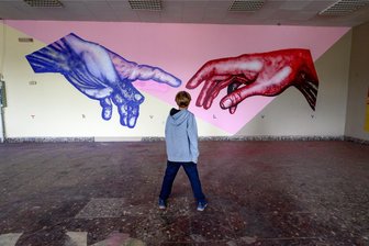 Ibug in Riesa: Warum das Streetart-Festival wieder nicht in der Heimat stattfindet - Die Wände der ehemaligen Buntpapierfabrik in Flöha hatten Künstler und Künstlerinnen zur Ibug 2021 und 2022 gestaltet. In diesem Jahr geht die Ibug nach Riesa.