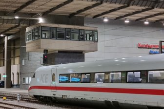 ICE auf Stippvisite im Chemnitzer Hauptbahnhof - Der ICE bei der Einfahrt am Sonntagabend.