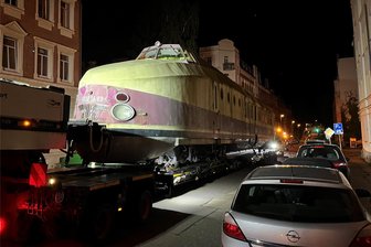 „ICE des Ostens“ fährt nachts auf den Straßen durch Chemnitz - Nachtzug auf Sattelschlepper in Bernsdorf: Selbst fahren kann der VT 18.16 schon lange nicht mehr.