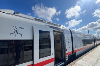 ICE L rollt frisch getauft zwischen Sylt und Hamburg - Der ICE L stammt vom spanischen Hersteller Talgo und ähnelt optisch eher den IC-Fernzügen des Konzerns.