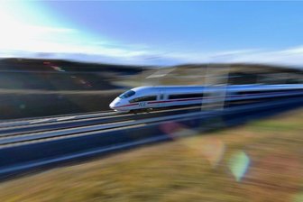 ICE wird 30: Wenn's mal wieder schneller gehen soll - Flugs unterwegs: ein ICE-Sonderzug auf der Strecke München-Berlin.