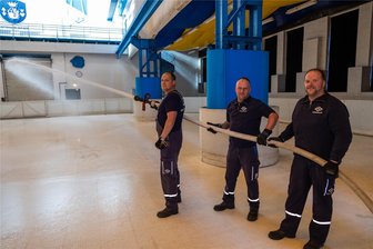 Icehouse in Aue: Saison startet am 6. November – Eisstockschießen als neues Angebot - Dirk Hoffmann, Oliver Reschke und Thomas Heinke (v. l. n. r.) bereiten derzeit die Eisbahn im Icehouse Aue vor.