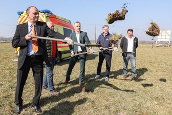 "Ich bezweifle, dass wir das Limbomar offen halten könnten" - Einen der angenehmeren Termine als Stadtoberhaupt hatte Gerd Härtig (links) Ende März wenige Tage vor seinem offiziellen Amtsantritt: den symbolischen ersten Spatenstich für die neue Rettungswache in Pleißa.