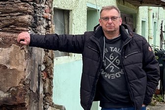 „Ich bin am Limit“: Wie es einer Familie im Erzgebirge ein Jahr nach dem Brand ihres Wohnhauses geht - Gerd Protze vor seinem Wohnhaus. Zuerst soll das Gebäude einen neuen Dachstuhl bekommen.