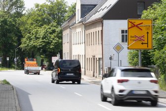 „Ich bin auch erbost gewesen“: War Sperrung einer Bundesstraße im Erzgebirge überflüssig? - Es führt ein Weg nach Nirgendwo: Die B 101 in Scheibenberg am Mittwoch.