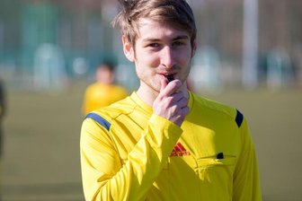 "Ich bin bereit, mich zu beweisen" - Nick Eilenberger, der Schiedsrichter des Zuger SV, leitet im Frühling Partien bei internationalen Junioren-Turnieren in Deutschland. Der 21-Jährige pfeift dann erstmals außerhalb Mittelsachsens.