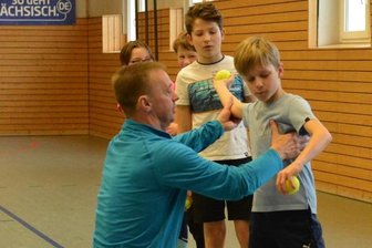 "Ich bin da eben reingeboren worden" - So wird's gemacht: Matthias Pohl zeigt Klaas Richter beim Hallentraining die richtige Wurftechnik.