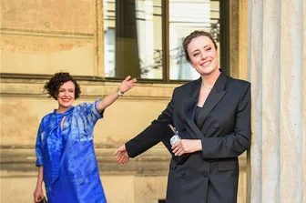 "Ich bin Dein Mensch": Schauspielerin Maren Eggert spricht über ihren neuen Kinofilm - Maren Eggert (vorn) und Regisseurin Maria Schrader kurz vor der Premiere des Films "Ich bin dein Mensch" auf der Sommer-Berlinale. Eggert wurde für ihre darstellerische Leistung in der Tragikomödie mit einem Silbernen Bären geehrt.