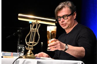 „Ich bin ein Biermensch“: Schriftsteller Jaroslav Rudis spricht vor seinem Freiberg-Besuch über seine neue „Gebrauchsanweisung“ - Diesmal geht es ums Bier: Jaroslav Rudis, tschechischer Autor, Eisenbahn- und Bierfan, liest aus seinem neuen Buch.
