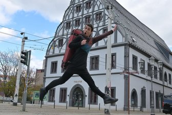 „Ich bin ein schräger Vogel“: Wie Alina Gropper in Zwickau zur Fiedlerin auf dem Dach wurde - Lebensfreude pur: Geigerin Alina Gropper vor dem Zwickauer Gewandhaus, auf dem Weg zur nächsten „Anatevka“-Vorstellung.