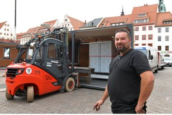 „Ich bin ein verrückter Vogel“: Gassmann eröffnet fünfte Hütte auf dem Freiberger Christmarkt - Roger Gassmann baut erstmals eine Grillhütte auf dem Freiberger Christmarkt auf.