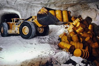 „Ich bin ein voller Gegner“: Potenzielle Endlager-Flächen für Atommüll im Erzgebirge sorgen für Diskussionen - Fässer mit leicht radioaktivem Atommüll werden in Remlingen (Kreis Wolfenbüttel) im ehemaligen Bergwerk und heutigen Atommüll-Endlager in eine Einlagerungskammer gekippt.