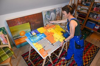 „Ich bin eine von euch“: Die ungewöhnliche Liebesgeschichte hinter Kunst-Installation in Lichtenau - Katy Gluch in ihrem Atelier in Auerswalde, hier mit dem Gemälde „Takita II“, inspiriert von der gleichnamigen schwedischen Band Takita.