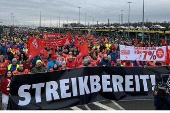 „Ich bin einfach nur wütend“: Das sagen die VW-Mitarbeiter in Zwickau zum Streik - Während des zweistündigen Warnstreiks bei Volkswagen Sachsen versammelten sich die Beschäftigten zu einer Kundgebung vor dem Werktor.