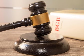 „Ich bin geschockt, wie das in der Firma abläuft“: Richter spricht Urteil zu tödlichem Arbeitsunfall im Erzgebirge - Das Urteil ist gefallen. Der Angeklagte im Prozess um einen tödlichen Arbeitsunfall wurde vor dem Amtsgericht Marienberg schuldig gesprochen.