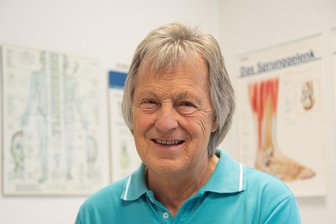 „Ich bin gesegnet mit Gesundheit“: Arzt im Vogtland schaltet mit 80 einen Gang zurück - Dr. Ralf-Achim Scheffel, seit 55 Jahren Allgemeinarzt in Bad Elster, gibt seinen Kassensitz ab. Aber der 80-Jährige geht nicht in den Ruhestand.