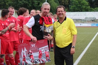 "Ich bin ja kein Weltfußballer" - Christoph Eckart (l.), hier mit dem Rochlitzer Fußball-Abteilungsleiter und Schiedsrichter Haiko Stäbler, versammelte noch einmal alte Weggefährten im Vater-Jahn-Stadion. Sein Abschiedsspiel endete 3:3. 