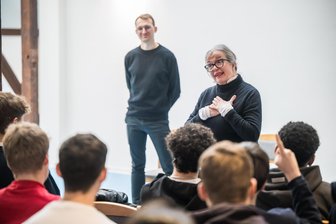 „Ich bin kein Müll“: Was fragen Jugendliche im Erzgebirge eine einstige politische Gefangene vom DDR-Frauengefängnis? - Margitta Becke sprach zu und mit den Schülern. Im Hintergrund: Joseph Walthelm, wissenschaftlicher Mitarbeiter der Gedenkstätte Hoheneck.