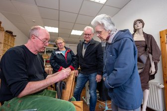 „Ich bin Künstler und Handwerker“: Jan Lange aus Hainichen begeistert mit traditionellem Lederhandwerk - Jan Lange (links) betreibt in Hainichen eine kleine Werkstatt für Lederwaren. Etliche Neugierige kamen am Tag des traditionellen Handwerks zu ihm.