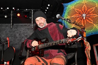 „Ich bin lebensverknallt“: Warum Kanada-Aussteiger Driftwood Holly selbst bei seiner Konzertreise in der alten Heimat Zwickau nicht zur Ruhe kommt - Holger Haustein, alias Driftwood Holly, vor seinem Konzert im Club Seilerstraße.