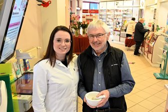„Ich bin mit der Apotheke aufgewachsen“: Tochter übernimmt Merkur-Apotheke in Rochlitz - Ulrike Nitzsche-Burkhardt und ihr Vater Harry Burkhardt in der Merkur-Apotheke in Rochlitz. Die Tochter hat nun die Geschäftsführung übernommen.